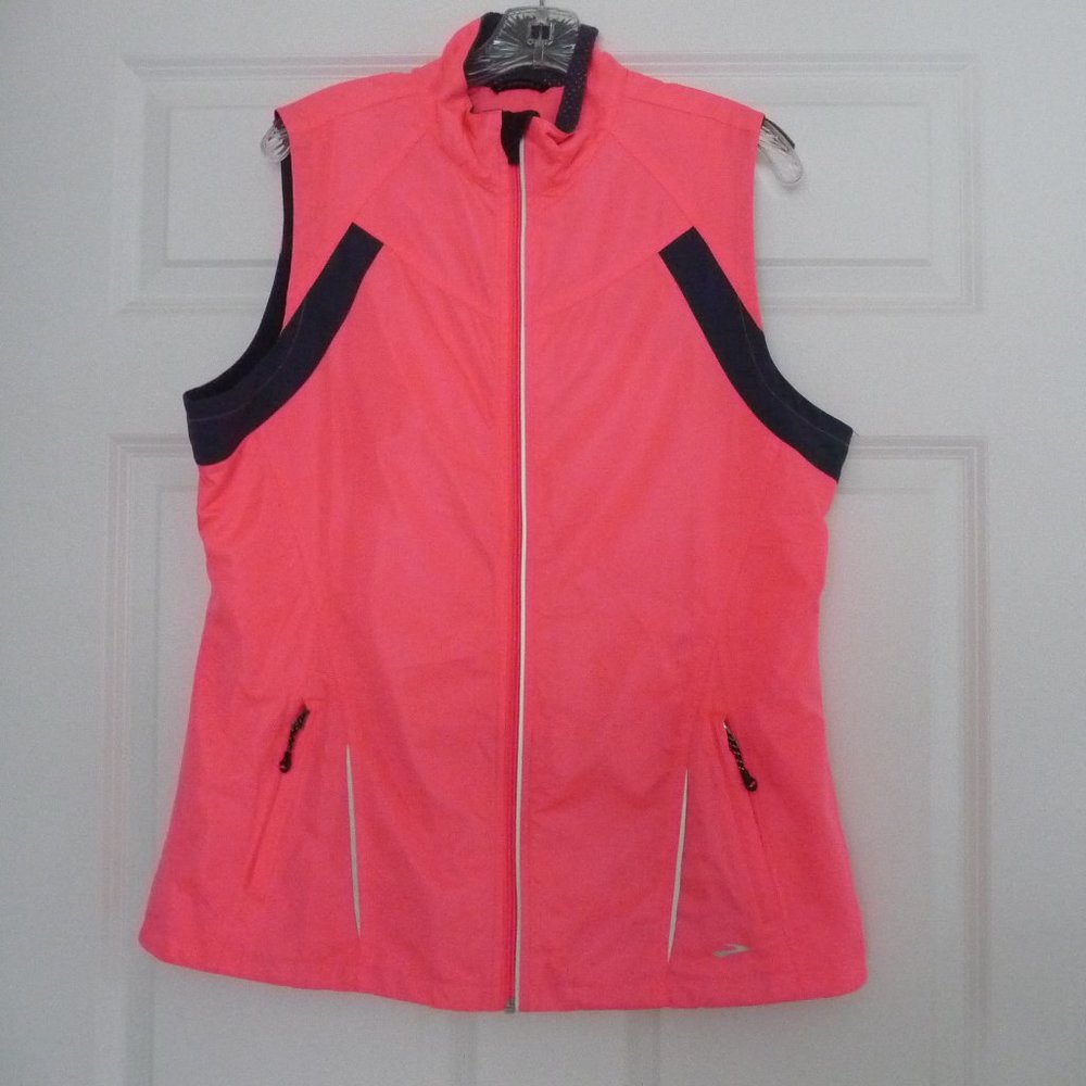 BROOKS WOMEN’S VEST AND MATCHING HAT
